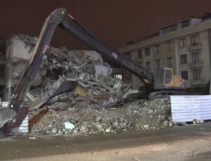 Avcılar’da kentsel dönüşüm kapsamında yapılan yıkım kontrolden çıktı, o anlar kamerada