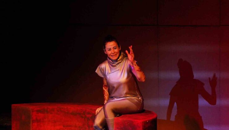 Ayvalık’ta Dünya Tiyatro Günü’nde “Müdahil” sahnelendi