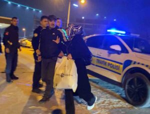 Babası kaputun üstünde oturup polise direndi… Yüksek sesle seyreden sürücünün aracı trafikten men edildi