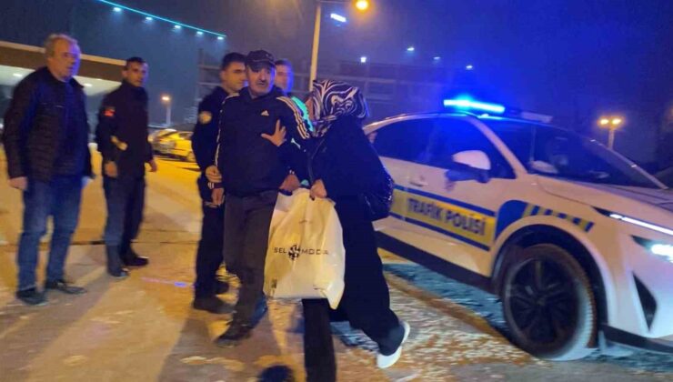 Babası kaputun üstünde oturup polise direndi… Yüksek sesle seyreden sürücünün aracı trafikten men edildi