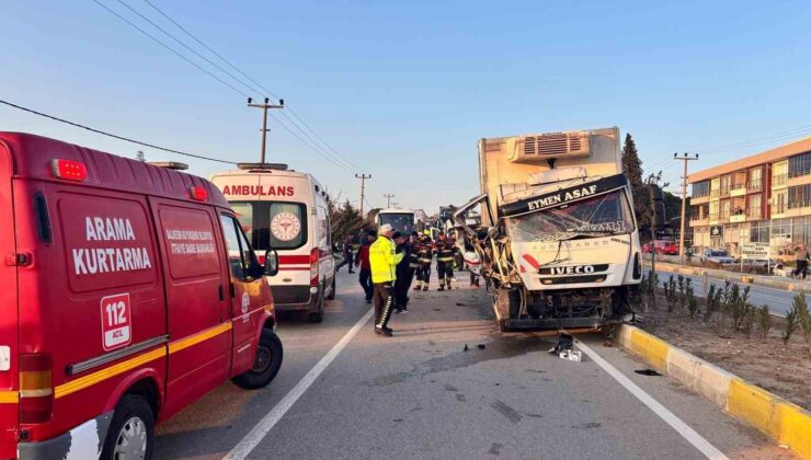 Balıkesir’deki kamyon ile traktör çarpıştı: 2 yaralı