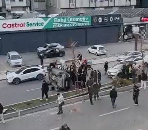 Beylikdüzü’nde direğe çarpan araç takla attı