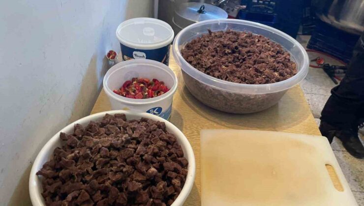 Bilecik’te bodrum katta kaçak yemek üretimine zabıta baskını