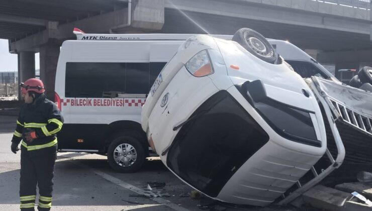 Bilecik’te halk minibüsü ile kırmızı ışık ihlali yapan kamyonet çarpıştı, 8’i hafif 9 yaralı