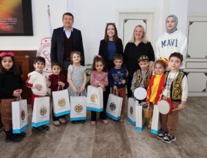 Bilecik’te minik öğrenciler davul ve manilerle Ramazan ayı coşkusunu yaşattı