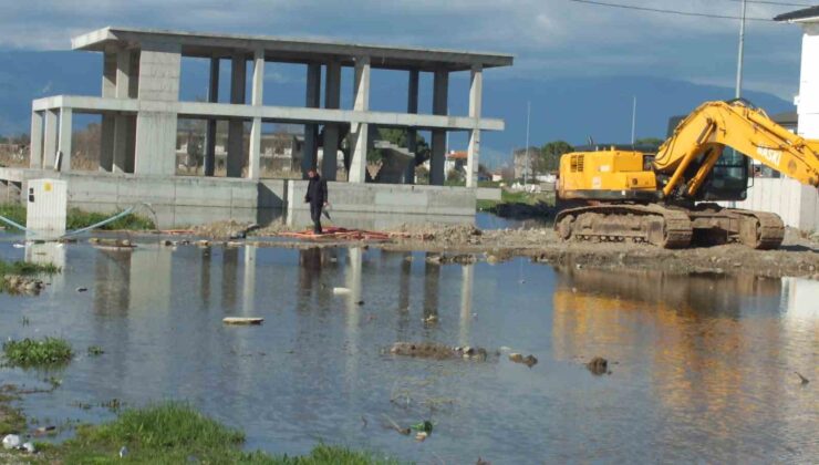 Burhaniye’de pis koku yol değiştirtti