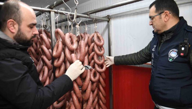 Bursa’da 700 kilo bozuk sucuk piyasaya sürülmeden imha edildi