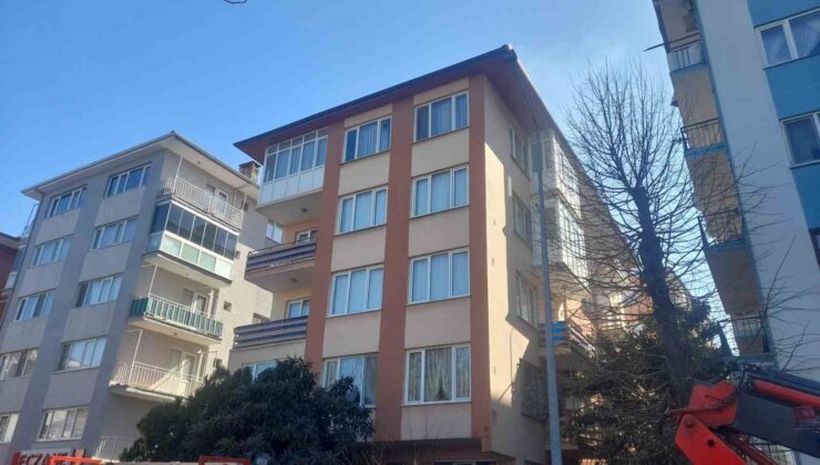 Bursa’da apartman çatısında yangın paniği
