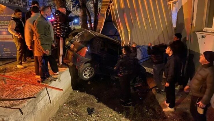 Bursa’da kontrolden çıkan araç apartmanın bahçesine savruldu