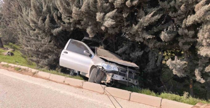 Bursa’da kontrolden çıkan otomobil ağaçlık alana uçtu, 1 yaralandı