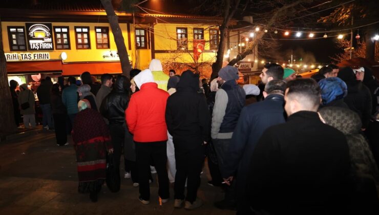 Bursalılar sahurda tarihi meydanda buluştu