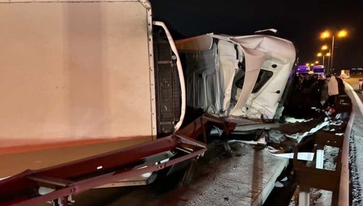 Büyükçekmece TEM Otoyolu’nda tır devrildi: Kilometrelerce trafik oluştu