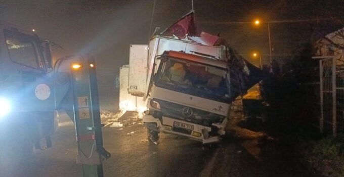 Büyükçekmece’de 8 ton hamsi taşıyan kamyon takla attı: O anlar kamerada