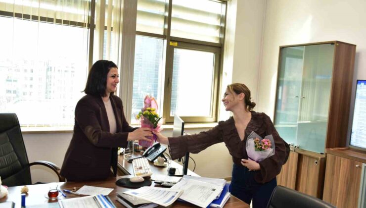 Büyükşehir’den kadın çalışanlara çiçek jesti