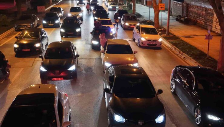 Caddebostan’da otomobilin camından sarkan gençten pes dedirten sözler: “Bayrampaşa çocuğuyuz 100 bin lira ceza yedik, yine yeriz”