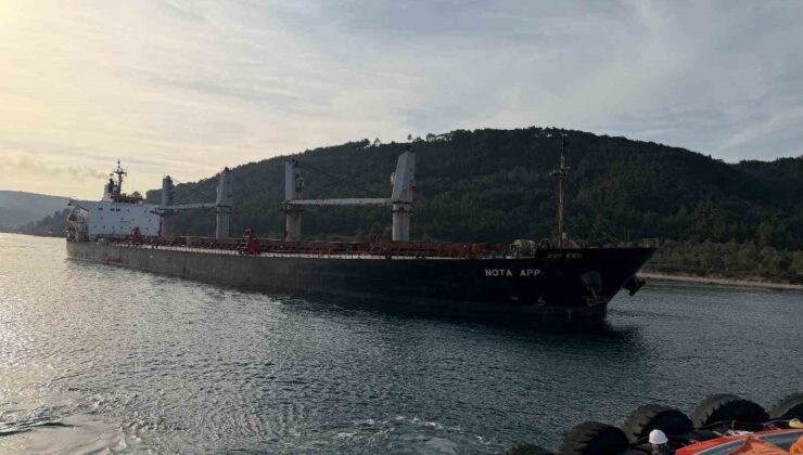 Çanakkale Boğazı’nda makina arızası nedeniyle karaya oturan gemi kurtarıldı