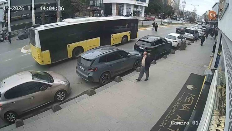 Cenazeden çıkıp yolun karşısına geçiyordu: İETT otobüsü çarptı, hayatını kaybetti