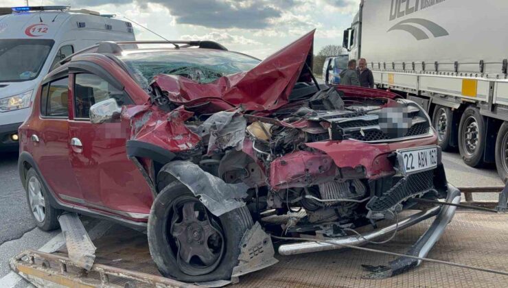 Edirne’de otomobil tıra çarptı, 1 kişi yaralandı: Kaza anı kamerada