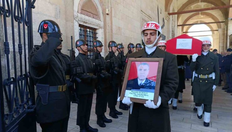 Edirne’de vefat eden emekli astsubay askeri törenle son yolculuğuna uğurlandı