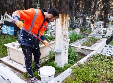 Edremit Belediyesi bayram öncesi mezarlıklarda bakım çalışmalarını sıkılaştırdı