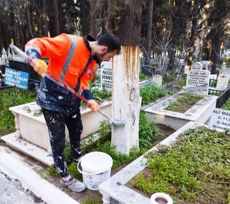 Edremit Belediyesi bayram öncesi mezarlıklarda bakım çalışmalarını sıkılaştırdı