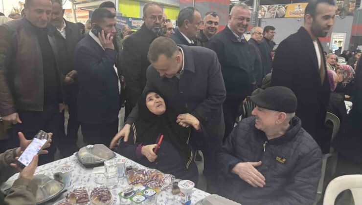 Ezine’de 10 bin kişi iftar sofrasında buluştu