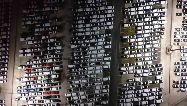 Haydarpaşa Limanı’nda gece mesaisi: 2026 model araçlar limana indirildi