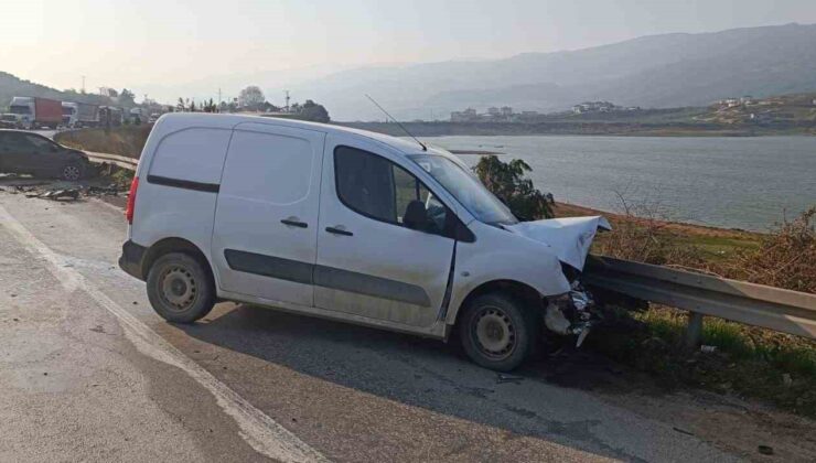 İki otomobil kafa kafaya çarpıştı: 1 yaralı