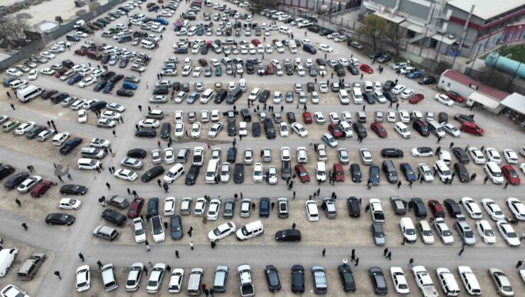 İkinci el oto pazarında buruk bayram