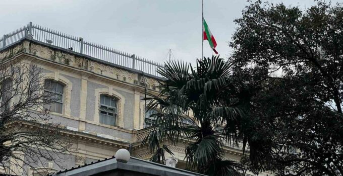 İran Başkonsolosluğu’nda bayrak yarıya indirildi