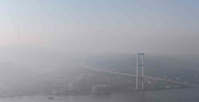 İstanbul güne sisle uyandı: Edirnekapı’da sis bulutları arasında dalgalanan Türk Bayrağı görsel şölen sundu
