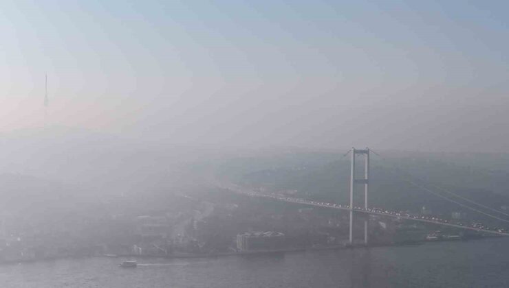 İstanbul güne sisle uyandı: Edirnekapı’da sis bulutları arasında dalgalanan Türk Bayrağı görsel şölen sundu
