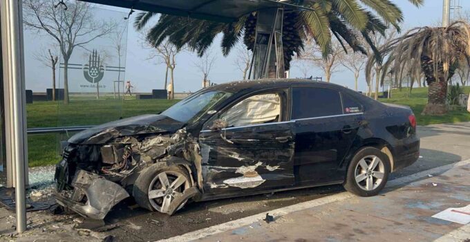 Kartal’da hafriyat kamyonuna çarpan araç durağa daldı: 2 yaralı