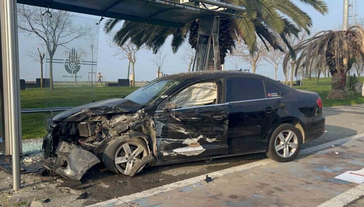 Kartal’da hafriyat kamyonuna çarpan araç durağa daldı: 2 yaralı