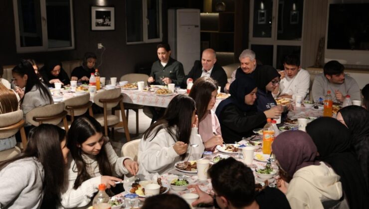Kartepe’de gençler “Bir Sofra Bir Hikaye” iftarında buluştu