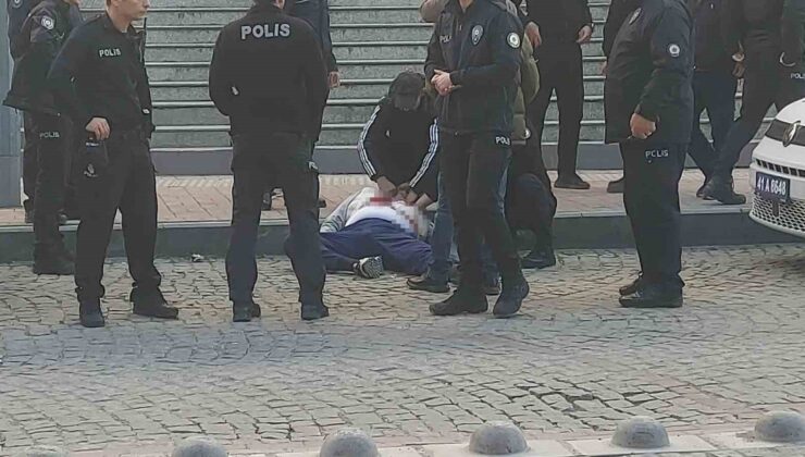 Kendisine istismarda bulunduğunu iddia ettiği şahsı adliye önünde kalbinden bıçakladı