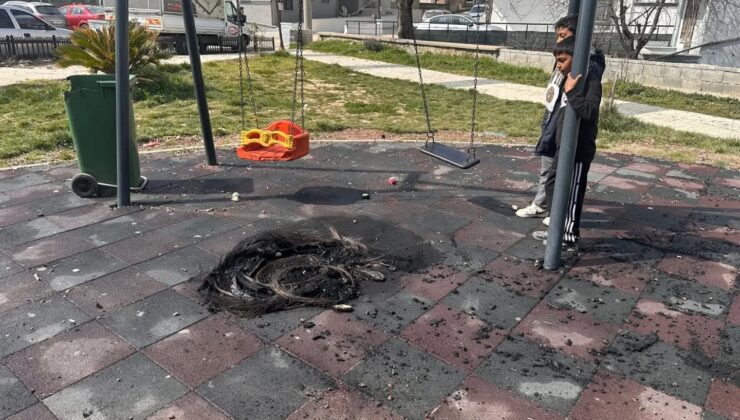 Keşan’da çocuk parkında yakılan ateş oyun gruplarına zarar verdi