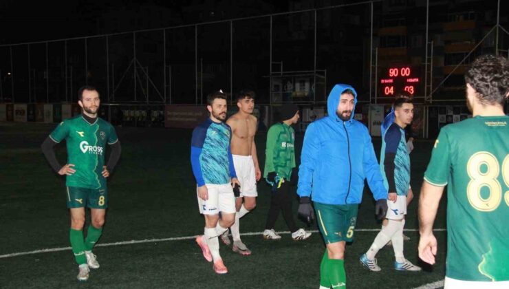 Kocaeli’de rakipleri gol atsın diye yere yatan futbolcuların savunmaları alındı