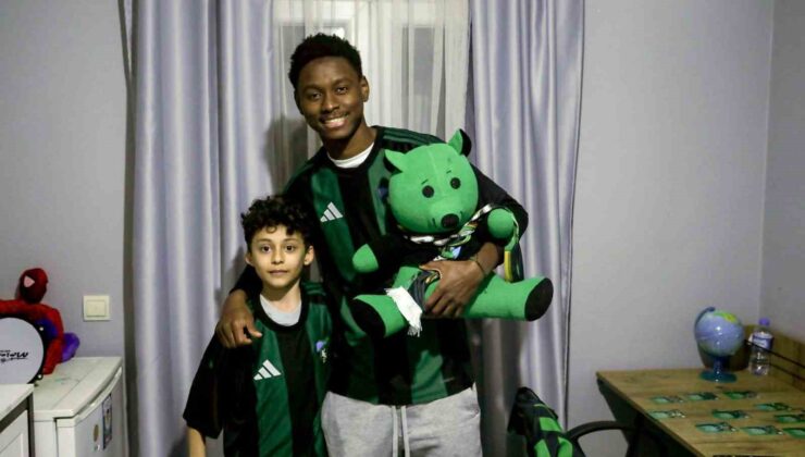 Maskot kostümünden futbolcu çıktı, çocuk taraftarın heyecandan elleri titredi