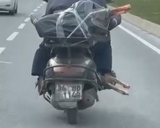 Motorcu ayağının altında et taşıdı