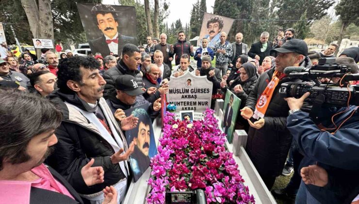 “Müslüm Baba” unutulmadı: Sevenleri ölümünün 13’üncü yılında mezarı başında buluştu