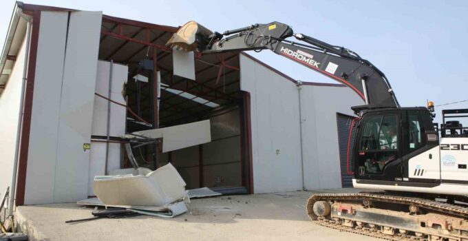 Nilüfer’de tarım alanındaki 900 metrekarelik kaçak yapı yıkıldı