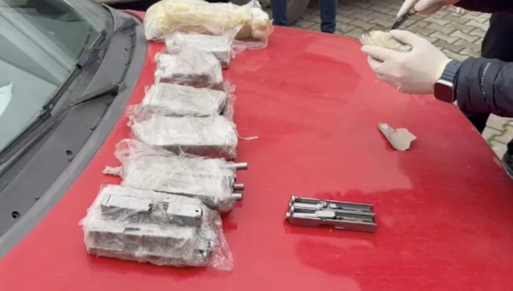 Otomobilin kapılarına zulalanmış cephanelik polis ekiplerince yakalandı