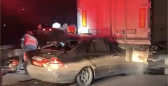 Otoyolda kontrolden çıkan otomobil, tıra arkadan çarptı: 1 yaralı