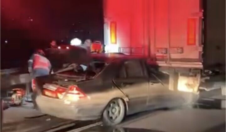 Otoyolda kontrolden çıkan otomobil, tıra arkadan çarptı: 1 yaralı