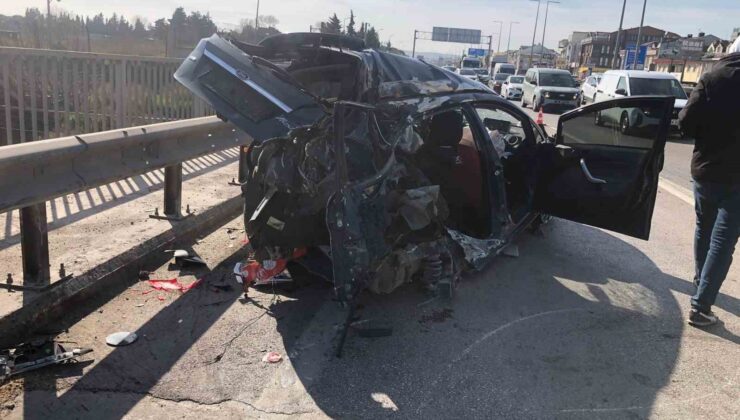 Refüje çarpıp karşı şeride savrulan otomobil su tankerine çarptı: Sürücü ağır yaralı