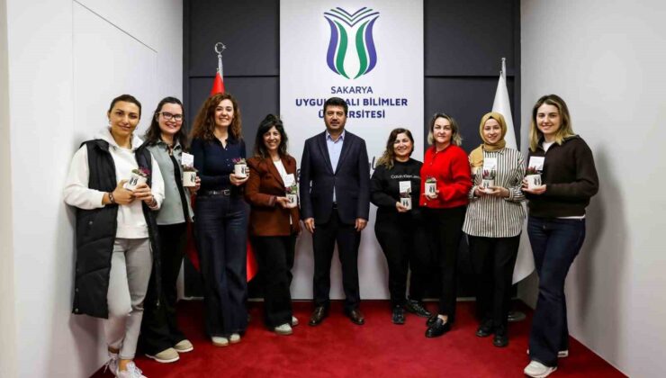 Rektör Sarıbıyık’tan kadın personele anlamlı kutlama