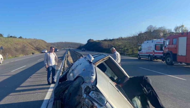 Sakarya’da kontrolden çıkan otomobildeki 2 kişi yaralandı