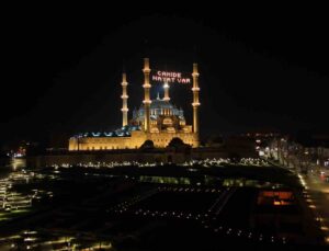 Selimiye Camii’nde mahya mesajı değişti: “Camide Hayat Var”