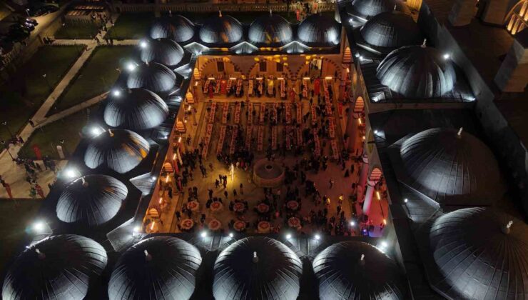 Selimiye’nin gölgesinde binlerce kişi iftarda buluştu